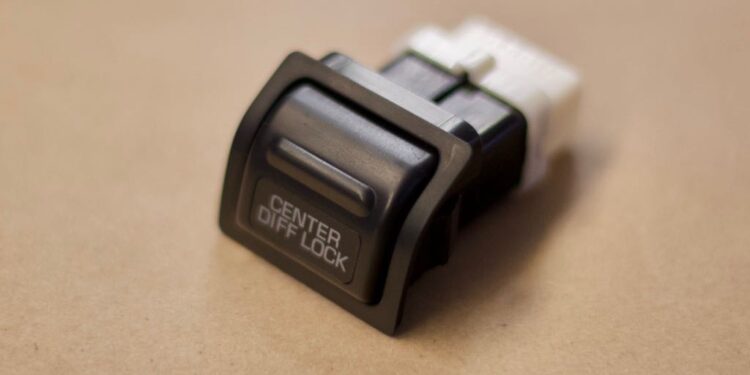 Blokada dyferencjału to mechanizm łączący półosie, zapobiegający niezależnemu obracaniu się kół napędowych