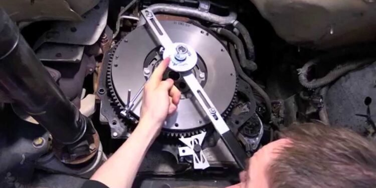 Dwuczęściowy element przekładni tłumiący drgania skrętne podczas przenoszenia momentu obrotowego z silnika