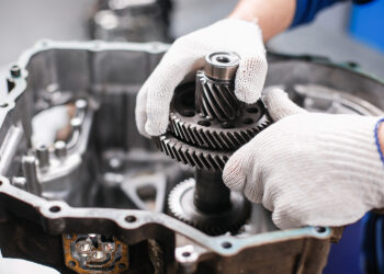 Zacinająca się automatyczna skrzynia biegów w pozycji Drive wymaga pilnej diagnostyki mechanicznej